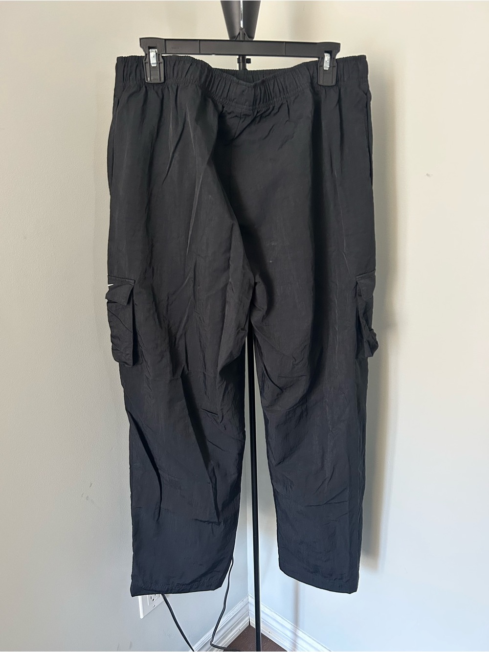 Nike Women’s Black Cargo Pants - Picture 3 of 4
